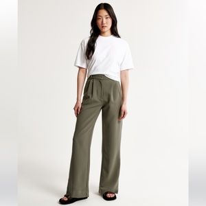 NWT A&F Sloane Tailored Pant in olive